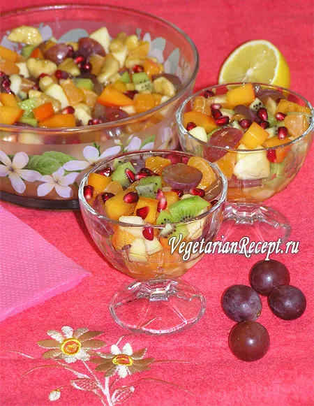 Фруктовый салат с виноградом, киви и тёртым шоколадом