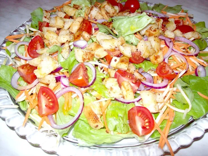 Салат по-итальянски из персиков с мятой, кокосом и соусом на шампанском