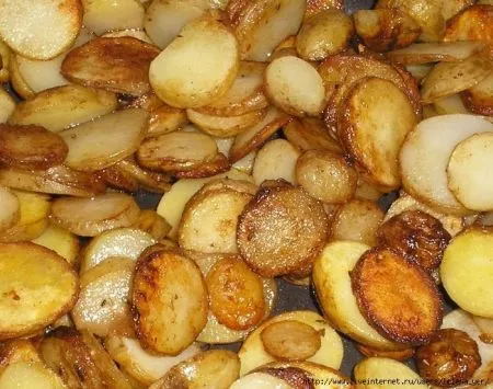 Жареный картофель на сковороде с доведением в духовке