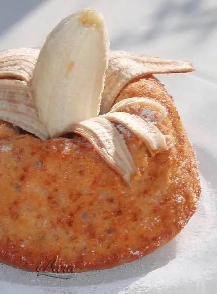 Банановый кекс с орехами и изюмом под шоколадной глазурью