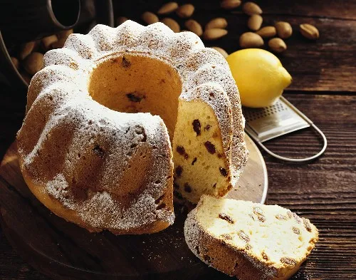Кекс с изюмом и орехами