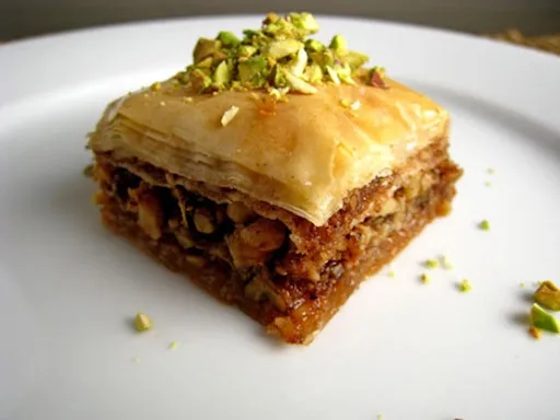 Баклава (из теста фило с орехами и пряностями)