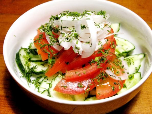 Салат из помидоров с овощами