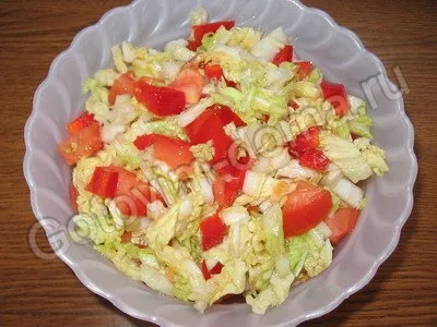Салат из капусты с помидорами
