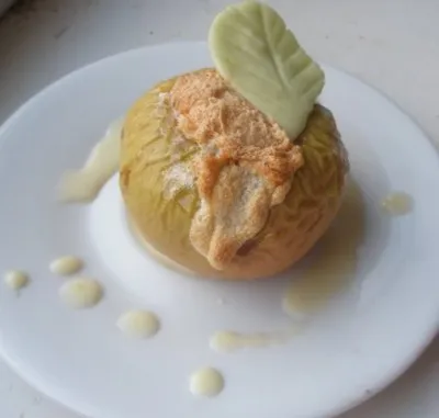 Яблоки под белковым кремом