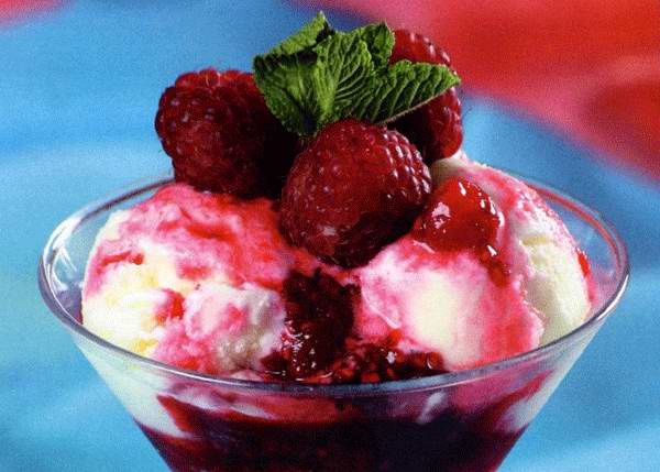 Мороженое с ягодами