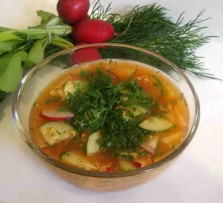 Окрошка с говядиной и листьями салата по столовой рецептуре