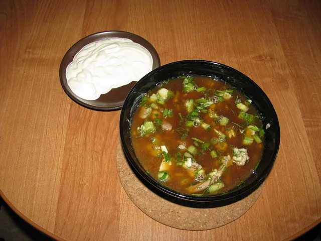 Окрошка с варёной колбасой и чёрной редькой
