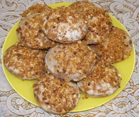 Ореховое печенье горками на взбитых белках
