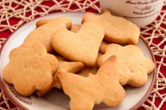 Печенье на огуречном рассоле, раскатанное и вырезанное формочкой