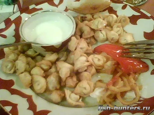 Пельмени с медвежатиной под чесночным соусом