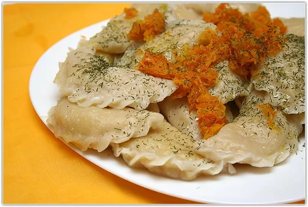 Вареники с квашеной капустой, грибами и семенами укропа