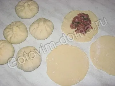 Хинкали из трёх видов мяса с бульоном в фарше