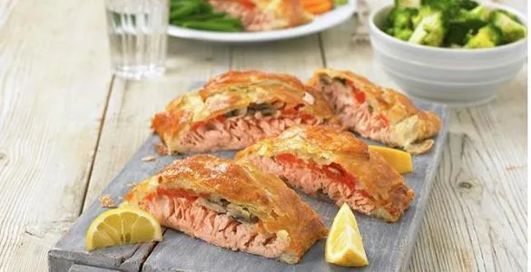 Закрытый дрожжевой пирог с консервированным лососем, картофелем и капустой