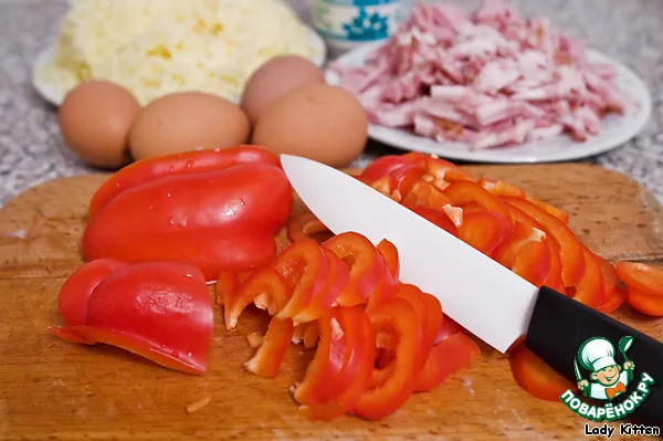 Сырный пирог с беконом и перцем