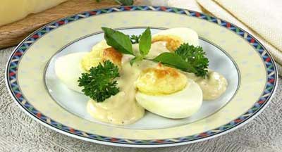Яйца, фаршированные сыром, запеченные