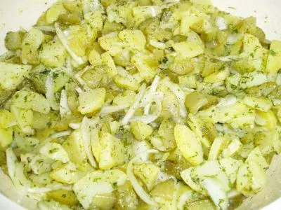 Картофельный салат по-немецки со шкварками