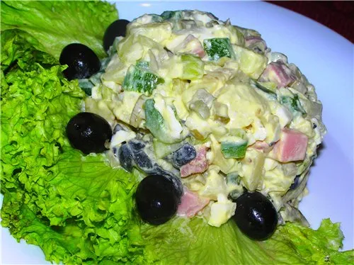 Овощной салат с зеленым соусом