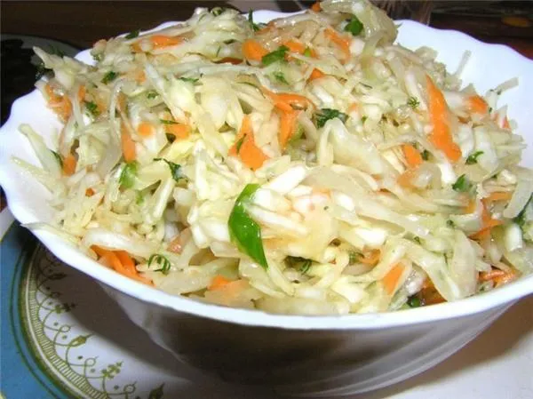 Салат из белокочанной капусты с яблоками