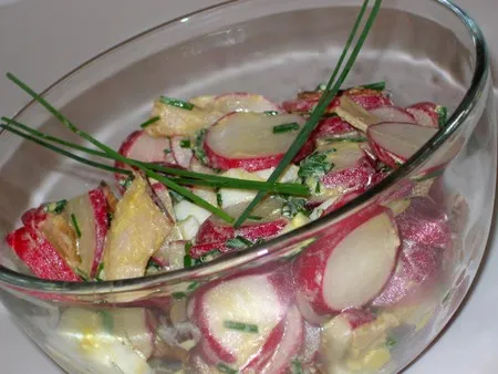 Салат из редиса с капустой, клюквой, орехами и творогом