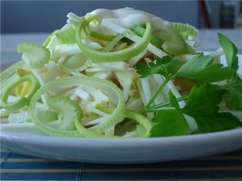 Салат из сельдерея с яблоками