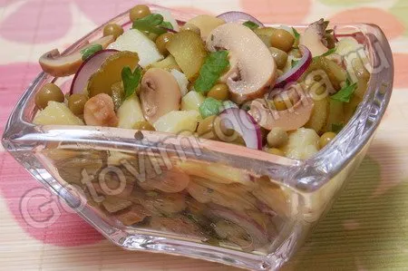 Салат картофельный с грибами