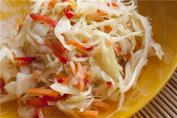Салат с квашеной капустой, яблоками и грибами