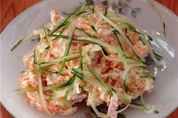 Салат из свежих огурцов с сыром