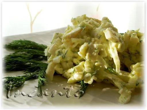 Салат из кальмаров с сыром, яйцом и чесноком