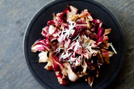 Салат из цикория с омарами и соусом