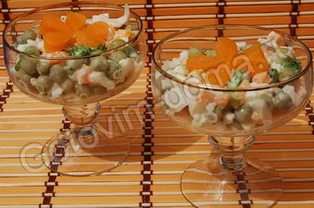 Салат из кальмаров с крабовыми палочками и яйцами с икрой
