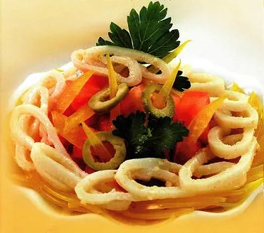 Салат из кальмаров с оливками