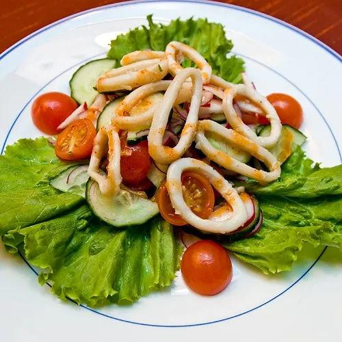 Салат из кальмаров с овощами