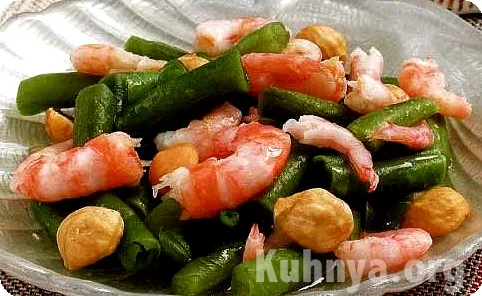 Салат из креветок, фасоли и лесных орехо