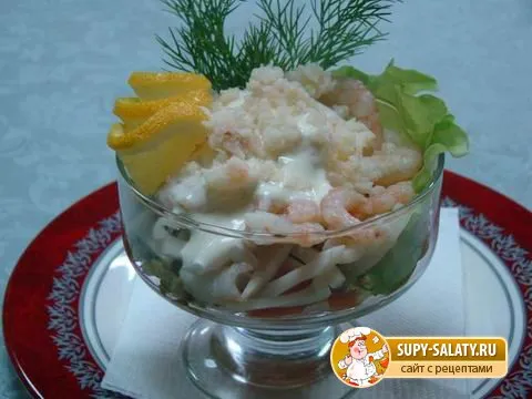 Салат-коктейль с кальмарами, капустой и кукурузой