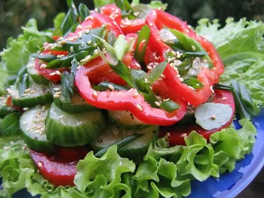 Салат Лёгкий с креветками, помидорами и горошком