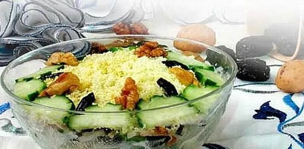 Салат с креветками, авокадо и огурцами на лимонной заправке