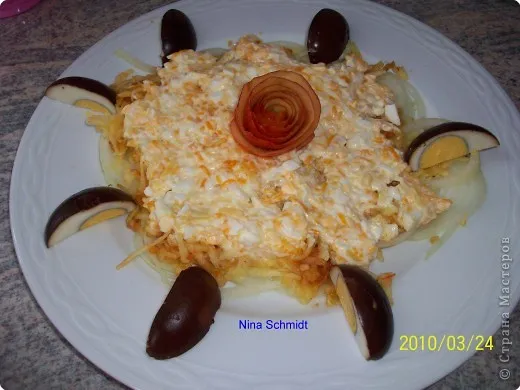Салат Оригинальный с кальмарами, жареными шампиньонами и корейской морковью