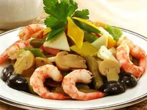 Салат Острова Барба с креветками, ветчиной и стручковой фасолью