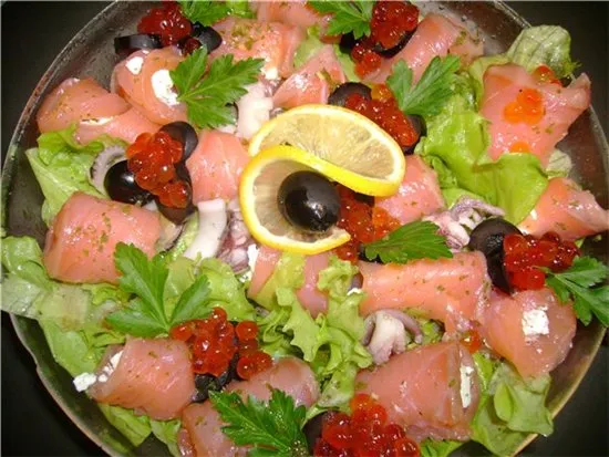 Салат с ананасом и морским коктейлем