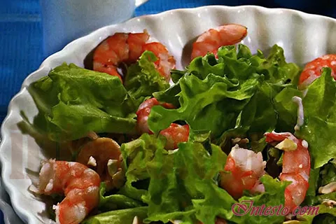 Салат с креветками и фруктами