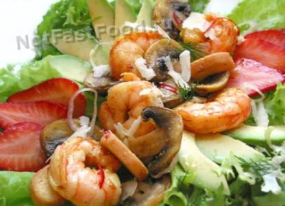 Салат с креветками и клубникой