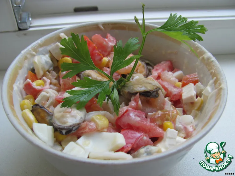 Теплый картофельный салат с морским коктейлем