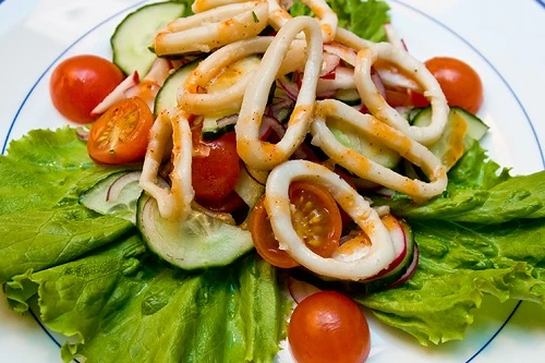 Салат из кальмаров с овощами