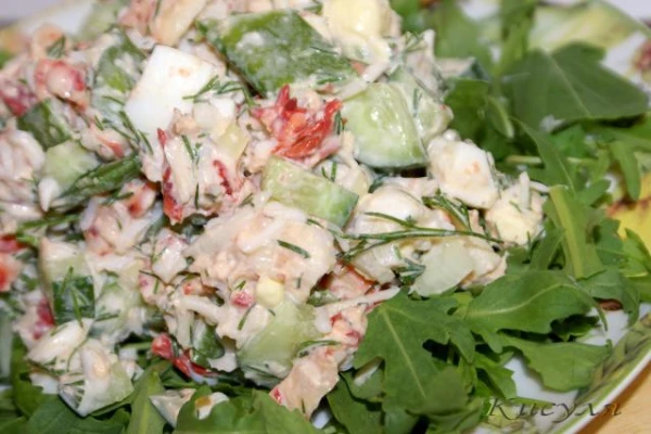 Салат-коктейль с крабами и ананасом