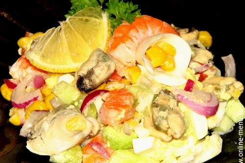 Салат с мидиями, рисом, яйцом и горошком
