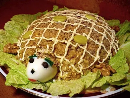 Салат Черепаха с курицей, грибами и грецкими орехами