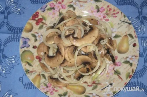 Салат «Гурман» с курицей, грибами и коньячным соусом