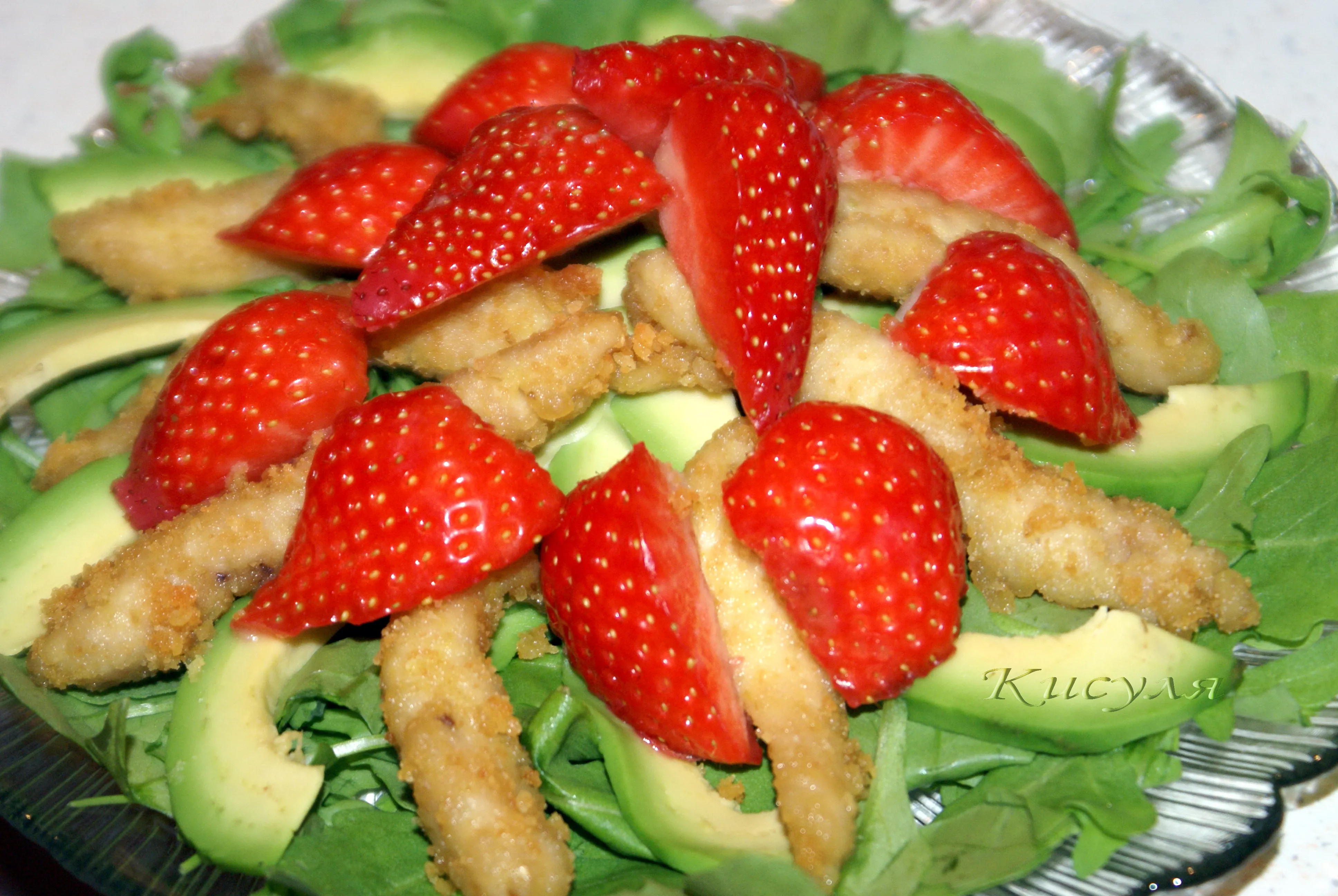 Салат из курицы с клубникой и авокадо