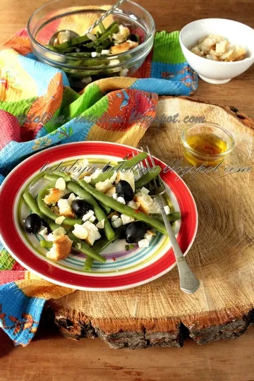 Салат из птицы, ветчины и стручковой фас
